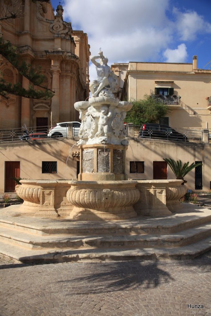 Fontaine d'Hercule sur la Piazza San Francesco à Noto