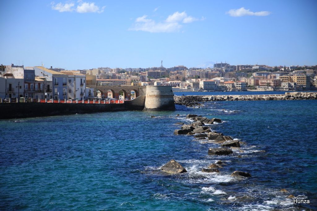 Les fortifications qui protègent l'île d'Ortygie face à la mer Ionienne.