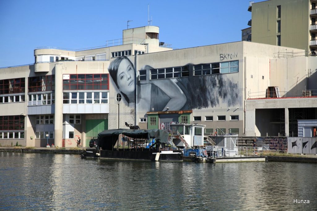 Fresque murale au bord du bassin du Port à Pantin