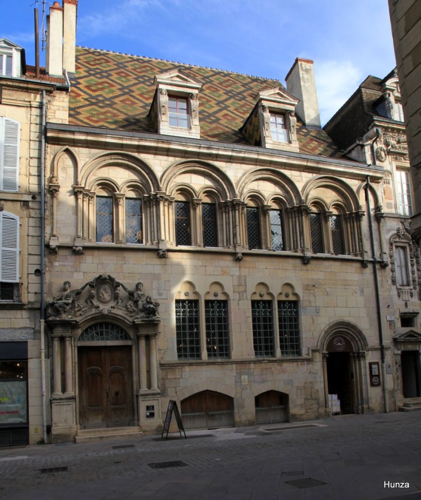 Façade de l'hôtel Aubriot côté rue des Forges dans le centre historique de Dijon
