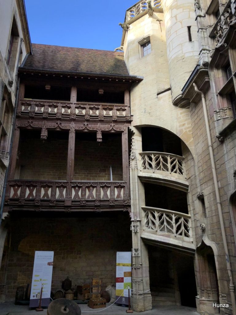 Cour intérieure de l'Hôtel Chambellan à Dijon, avec galerie en bois et escalier gothique