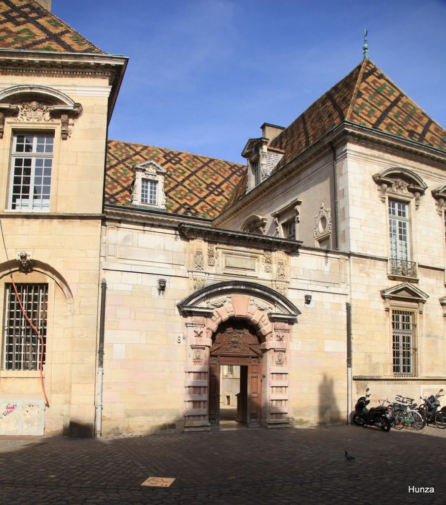 Hôtel de Vogüé et son toit vernissé dans le centre historique de Dijon