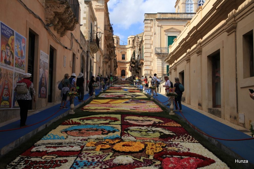 Tapis de fleurs de l'Infiorata dans la Via Corrado Nicolaci à Noto