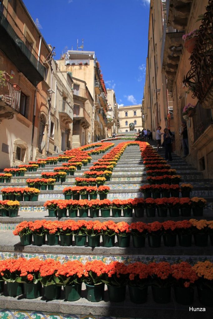 Escalier Santa Maria del Monte fleuri pendant l'Infiorata de Caltagirone en Sicile