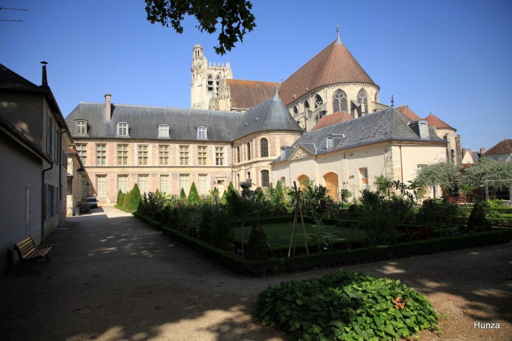 Vue du jardin de l'Orangerie avec le palais synodal et la cathédrale Saint-Étienne de Sens