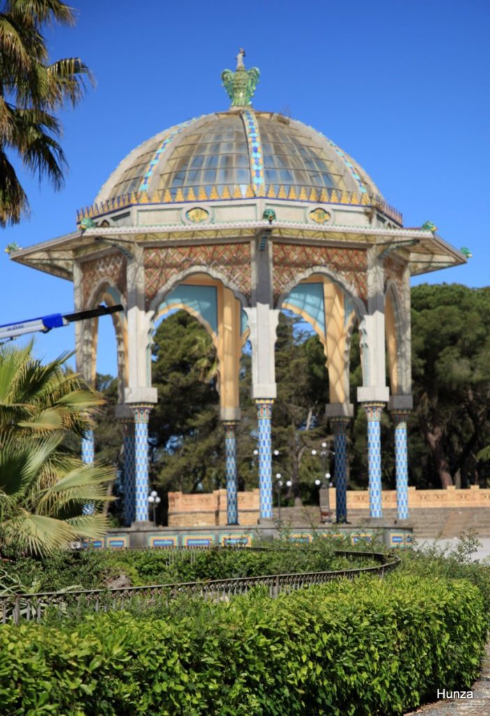 Kiosque décoré de céramiques dans le jardin public de Caltagirone
