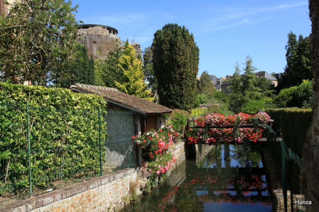 Lavoir de la Fontaine du Chêne avec la Tour Grise en arrière-plan à Verneuil-sur-Avre