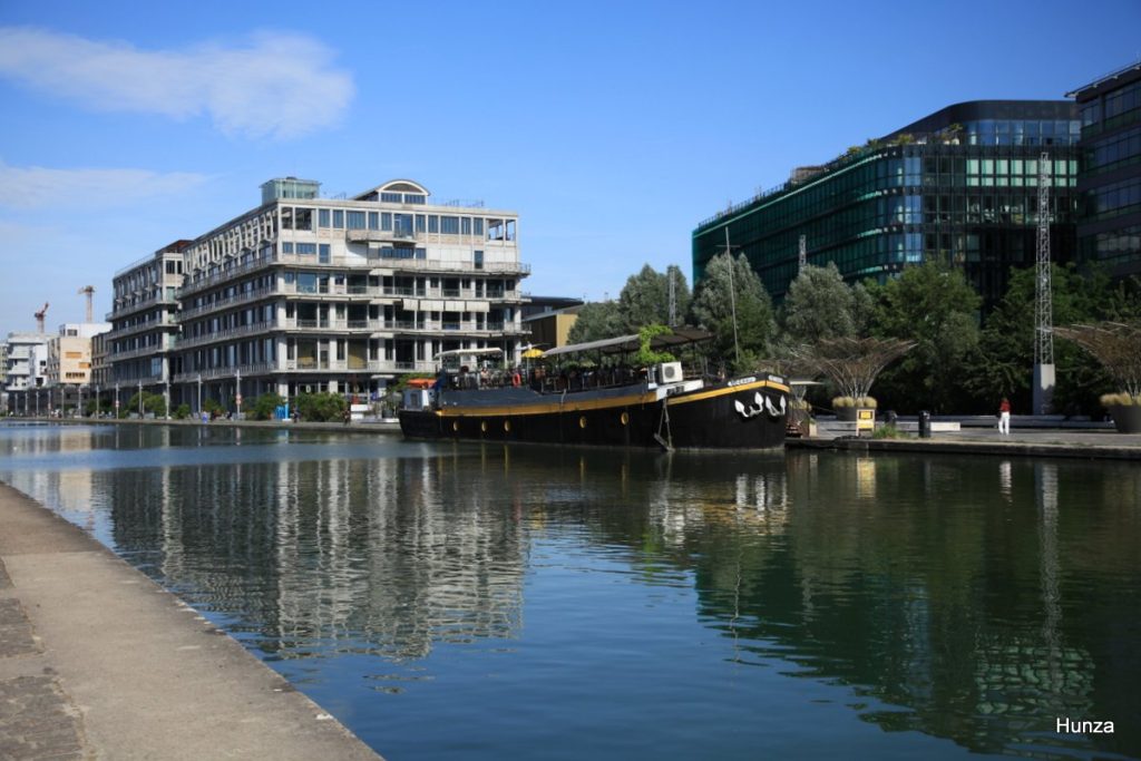 Les Magasins Généraux de Pantin et une péniche amarrée sur le canal de l'Ourcq