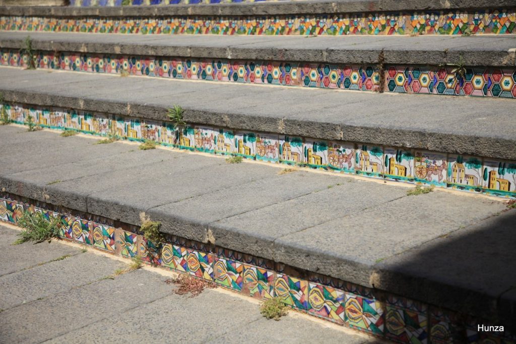 Détail des céramiques colorées de l'escalier Santa Maria del Monte à Caltagirone en Sicile