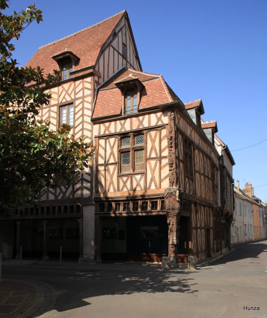 Maison d'Abraham à Sens, à l'angle des rues de la la République et Jean Cousin