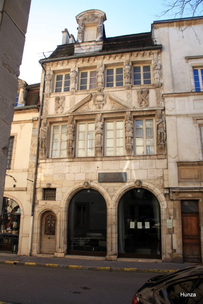 Façade de la Maison des Cariatides rue de la Chaudronnerie à Dijon