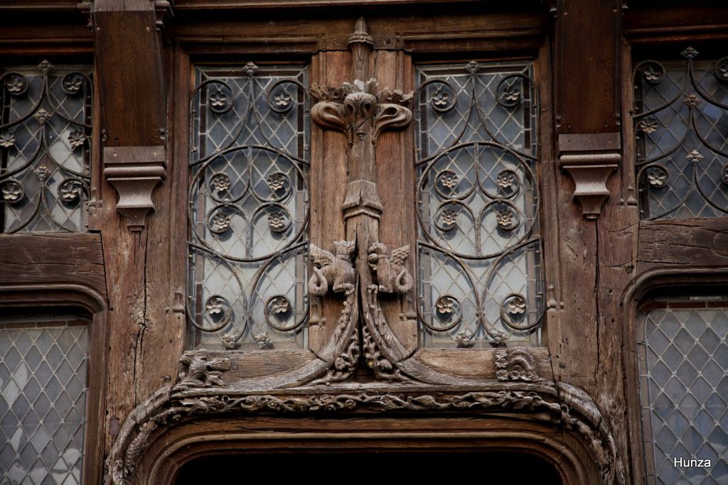 Façade sculptée de la maison Jean Cousin à Sens