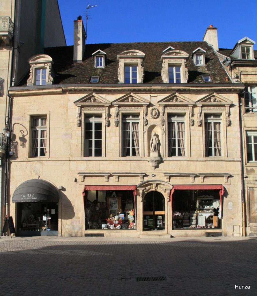 Façade Renaissance de la Maison Maillard sur la place Notre-Dame à Dijon