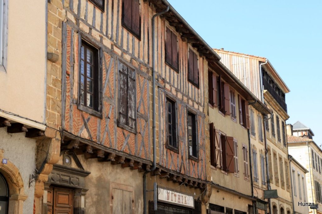 Maison à pans de bois dans la rue du Président Wilson à Mirande dans le Gers
