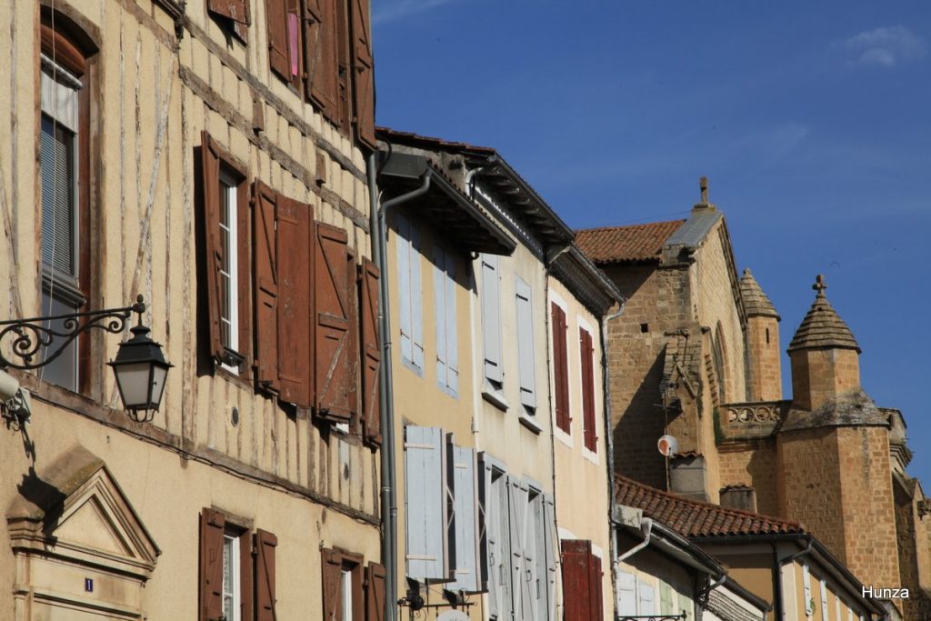 Maison à pans de bois dans la rue de Rohan à Mirande dans le Gers