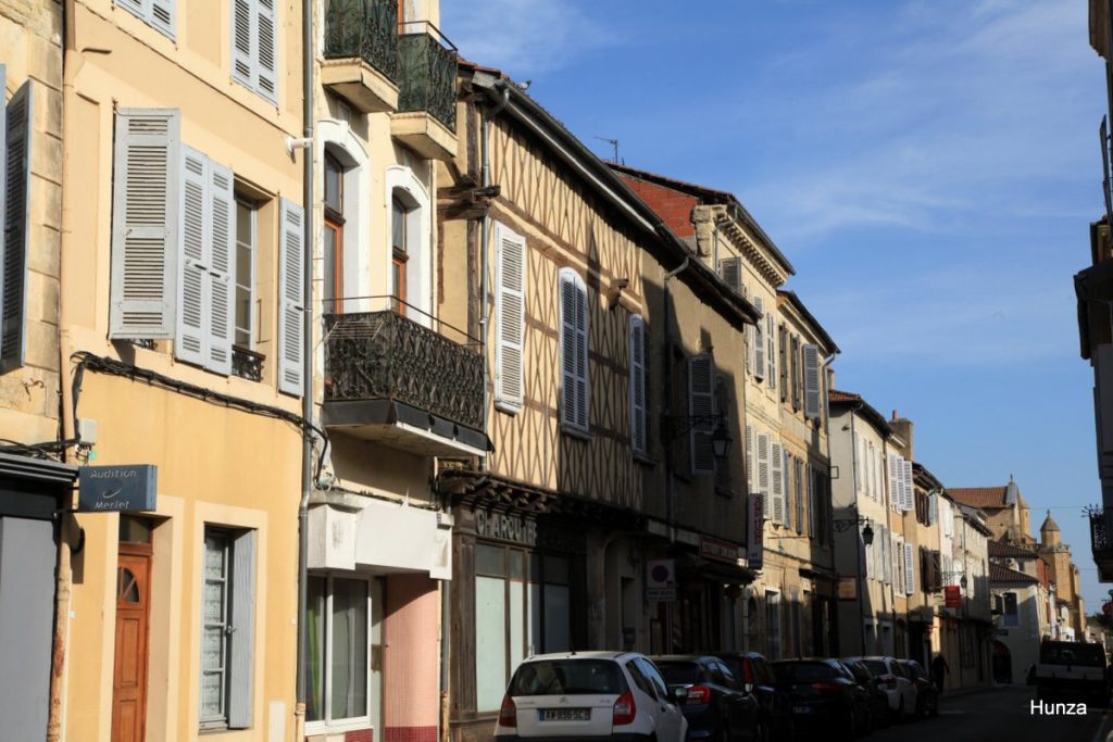 Maison à pans de bois dans la rue Victor-Hugo à Mirande dans le Gers