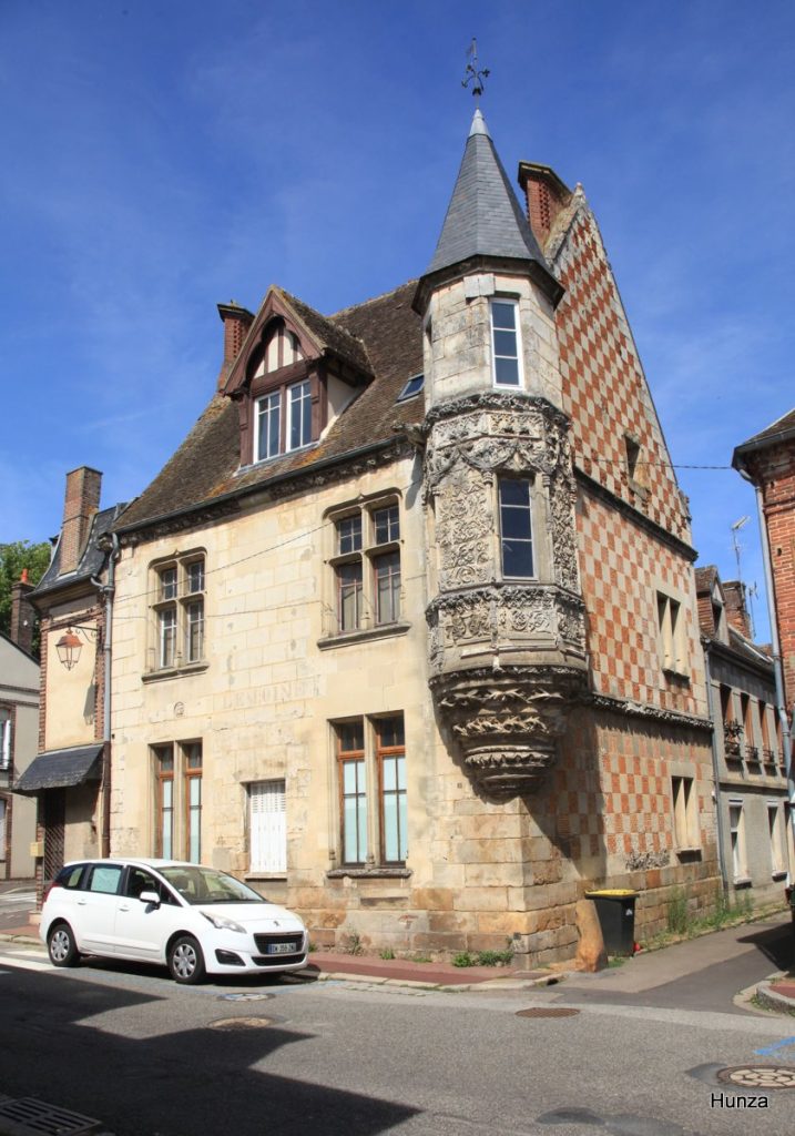 Maison à tourelle à l'angle des rues Notre-Dame et Pont-aux-Chèvres à Verneuil-sur-Avre