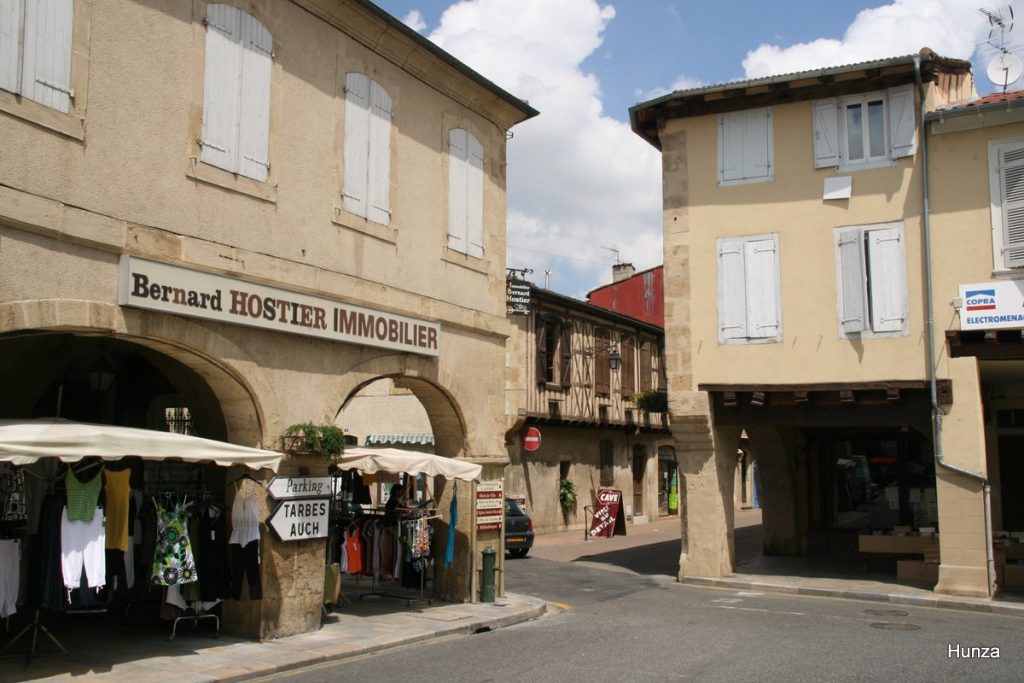 Maisons à arcades sur la place d'Astarac à Mirande