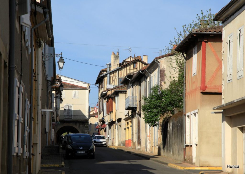 Maisons à pans de bois dans la rue Pierre-Lamaguère à Mirande dans le Gers