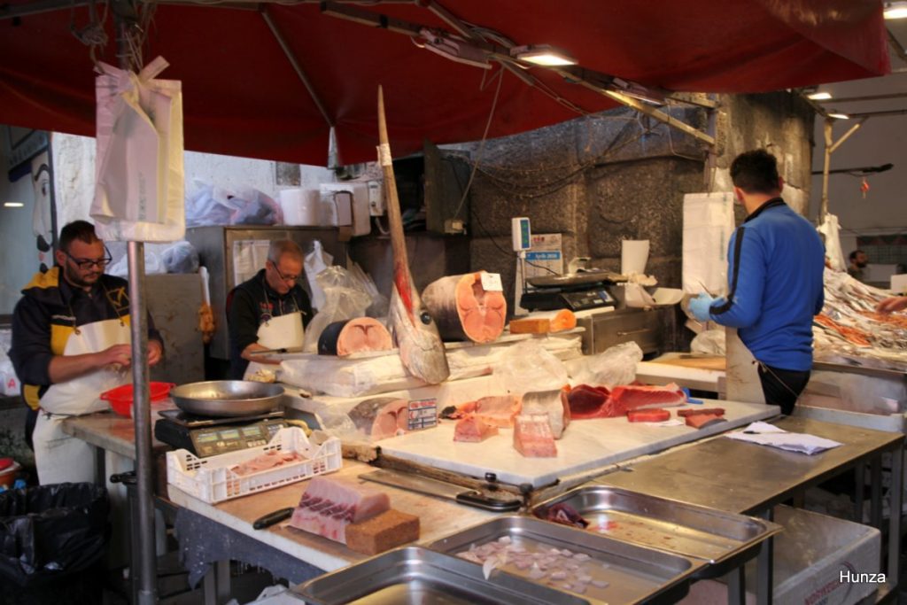 Étals du marché aux poissons de la Pescheria à Catane