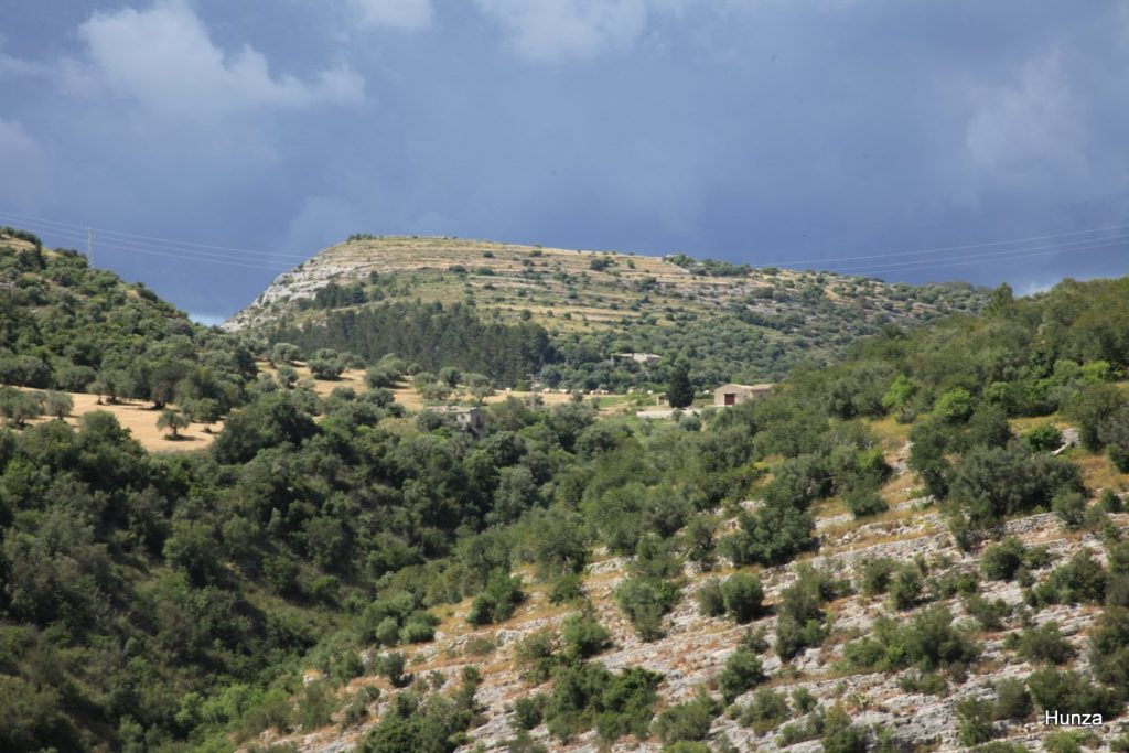Paysage de la vallée du torrent San Leonardo et des collines calcaires autour de Raguse