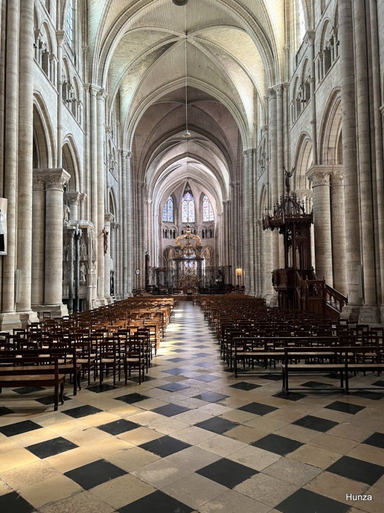 Nef de la cathédrale Saint-Étienne de Sens, première cathédrale gothique de France