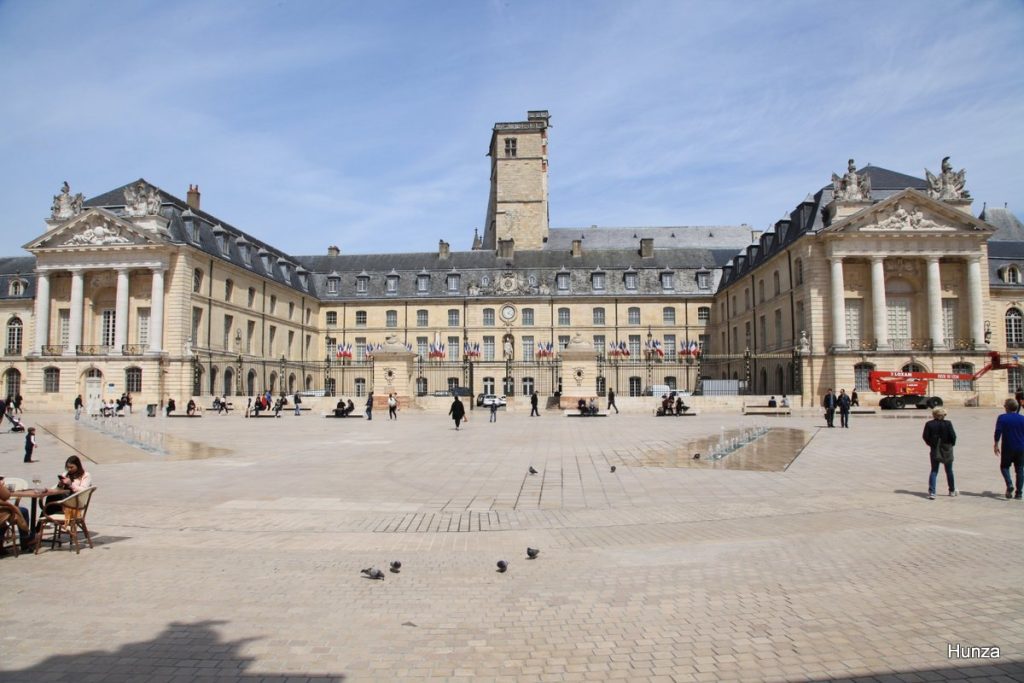 Place de la Libération devant le palais des Ducs à Dijon