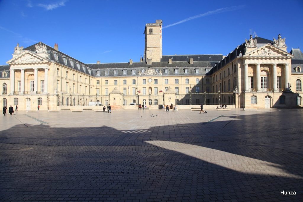 Palais des Ducs et des États de Bourgogne sur la place de la Libération à Dijon