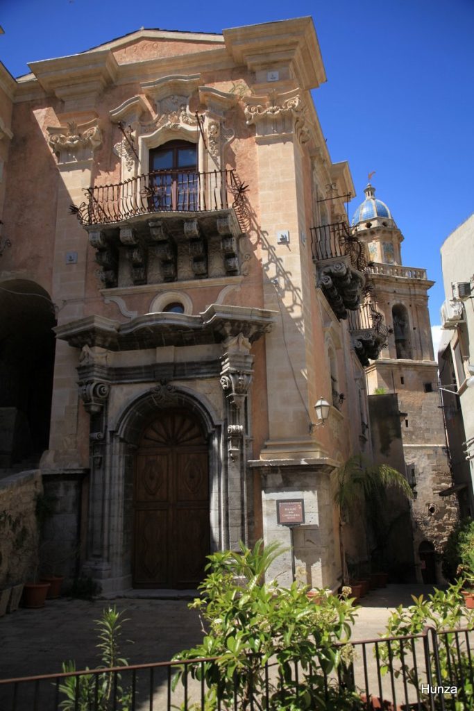 Palazzo della Cancelleria avec le clocher de l'église du Purgatoire à Raguse Ibla