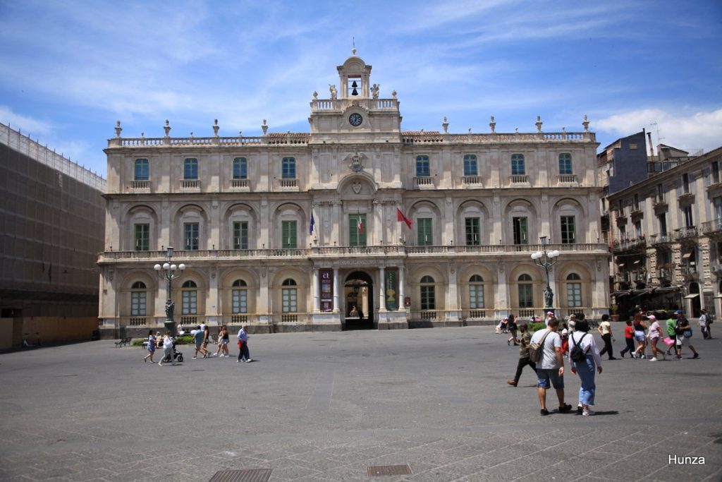 Façade du Palazzo dell'Università sur la Piazza Università à Catane