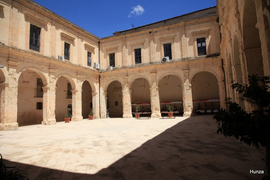 Cour intérieure du Palazzo San Domenico à Modica en Sicile