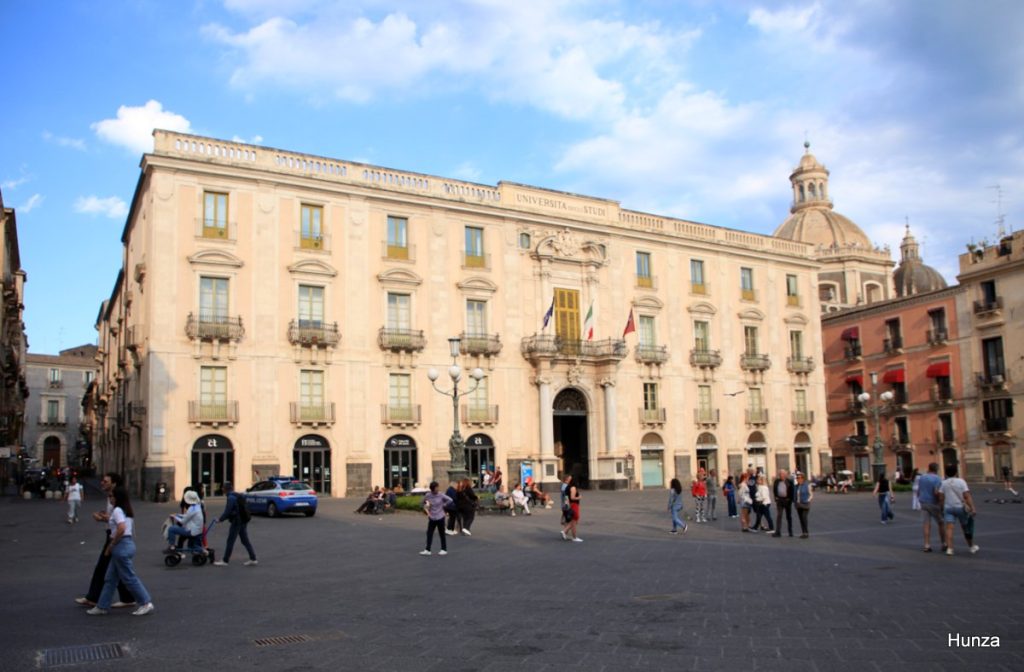 Façade du Palazzo San Giulano sur la Piazza Università à Catane