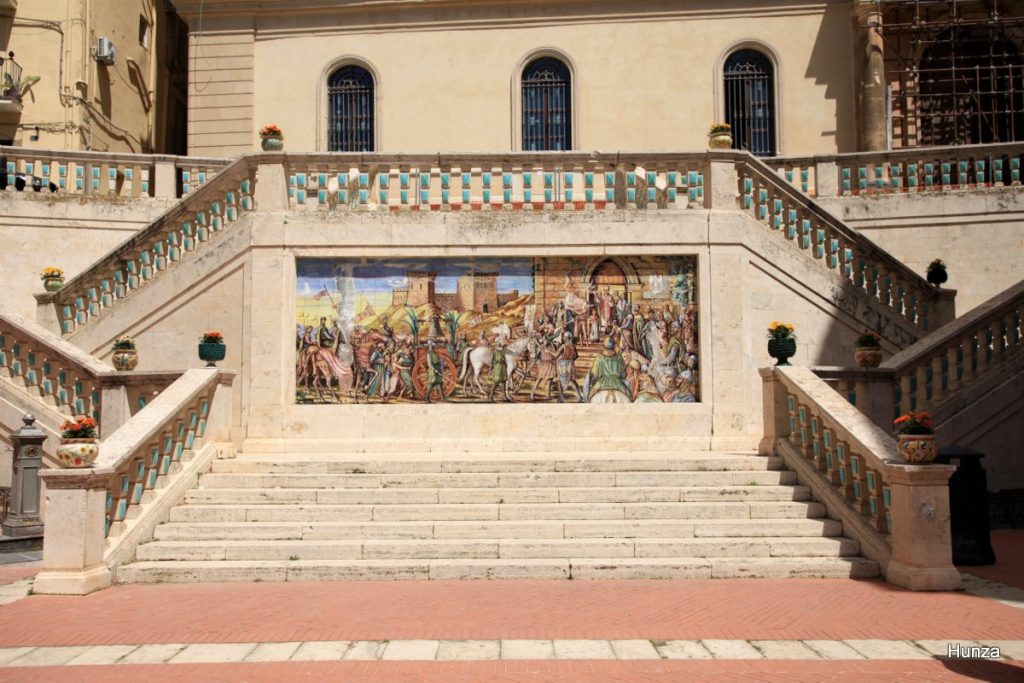 Fresque en céramique sur la Piazza della Matrice, devant l'église Santa Maria del Monte à Caltagirone