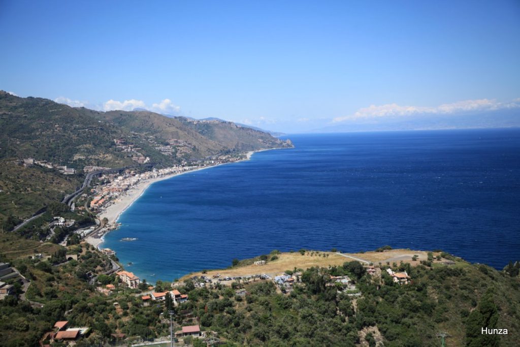 Panorama de la côte ionienne depuis les hauteurs du théâtre gréco-romain de Taormine