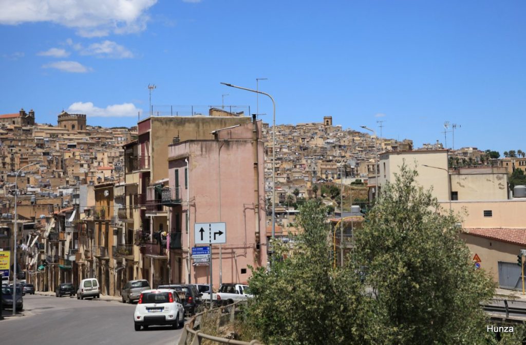Vue du centre historique de Caltagirone construit à flanc de colline