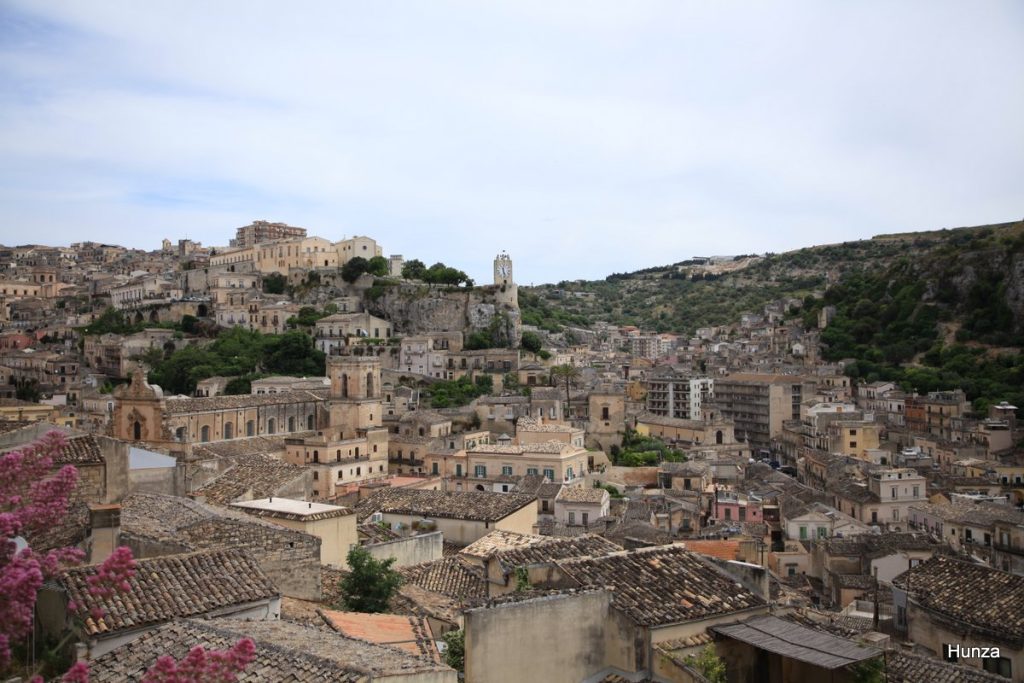 Panorama sur Modica avec la tour de l'horloge du château des Comtes en Sicile