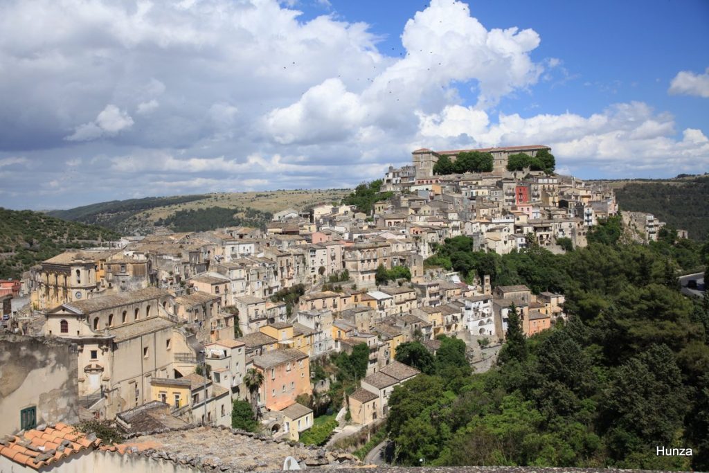 Panorama sur Raguse Ibla depuis Ragusa Superiore en Sicile
