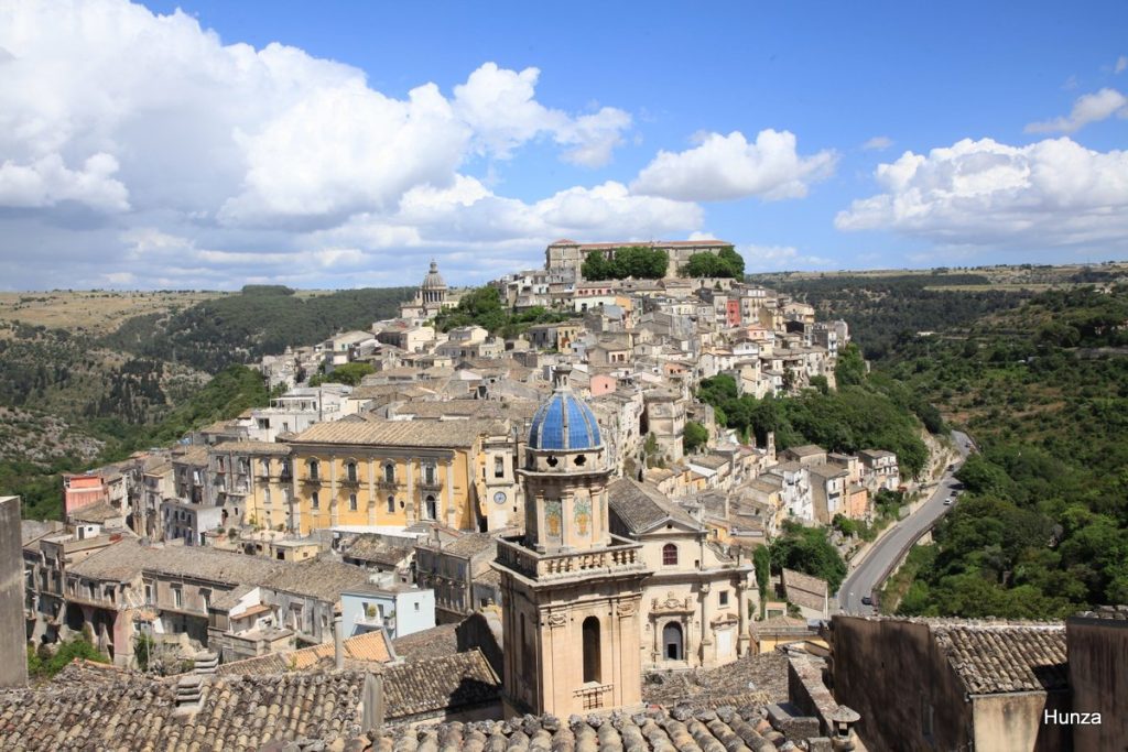 Panorama sur Raguse Ibla avec le dôme bleu de Santa Maria dell'Itria