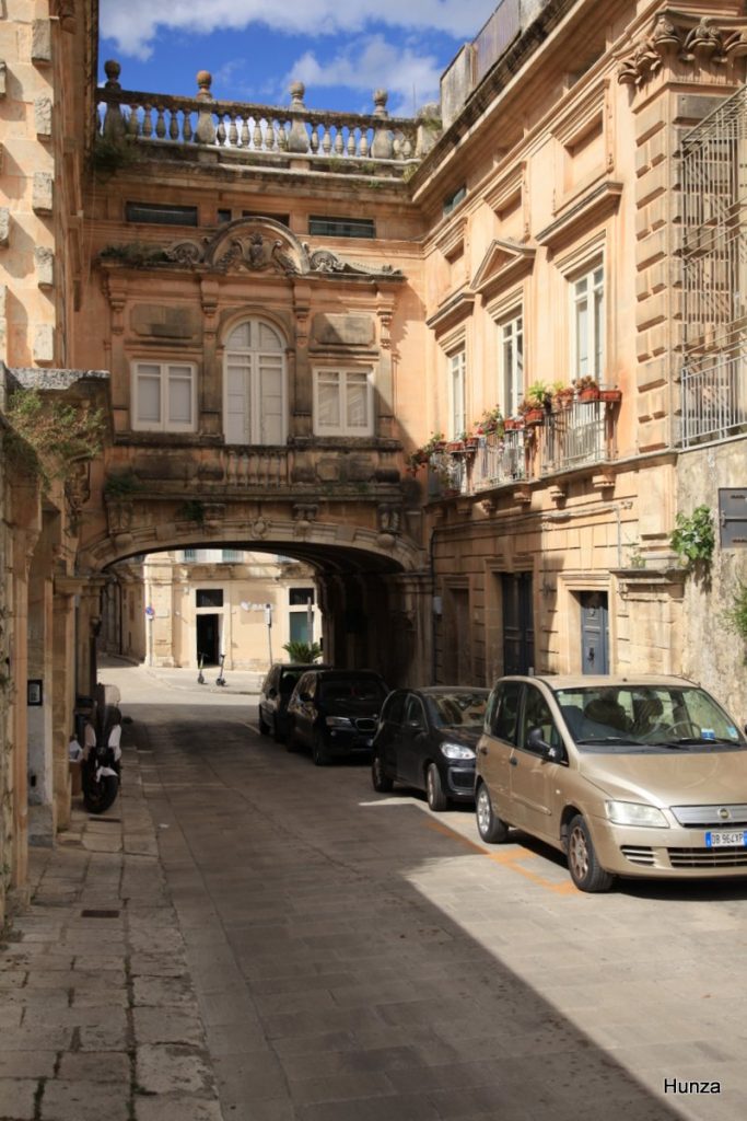 Passage couvert enjambant la Via Maria Paternò Arezzo qui débouche sur la Piazza Duomo à Raguse Ibla