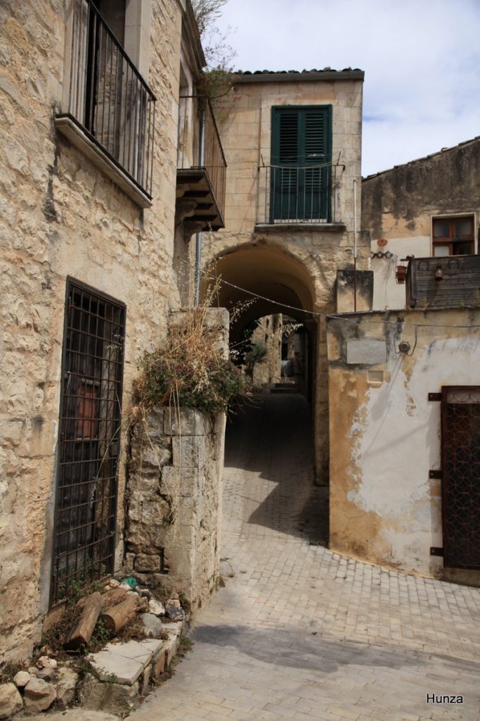 Passage voûté dans une ruelle du centre historique de Modica
