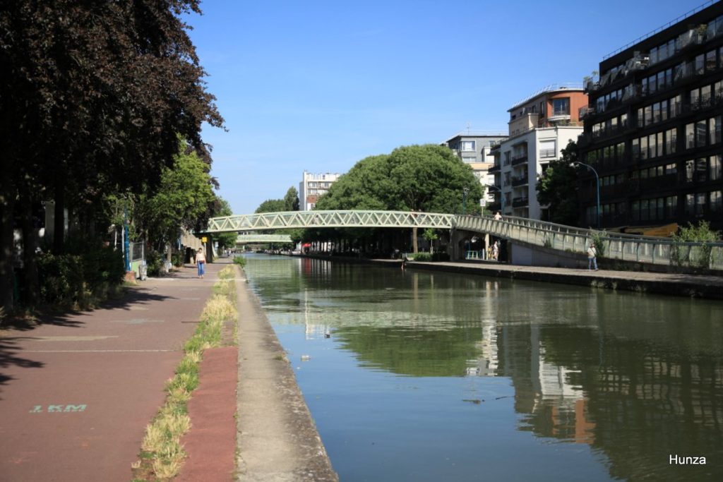 La passerelle de l'Hôtel de Ville au-dessus du canal de l'Ourcq à Pantin