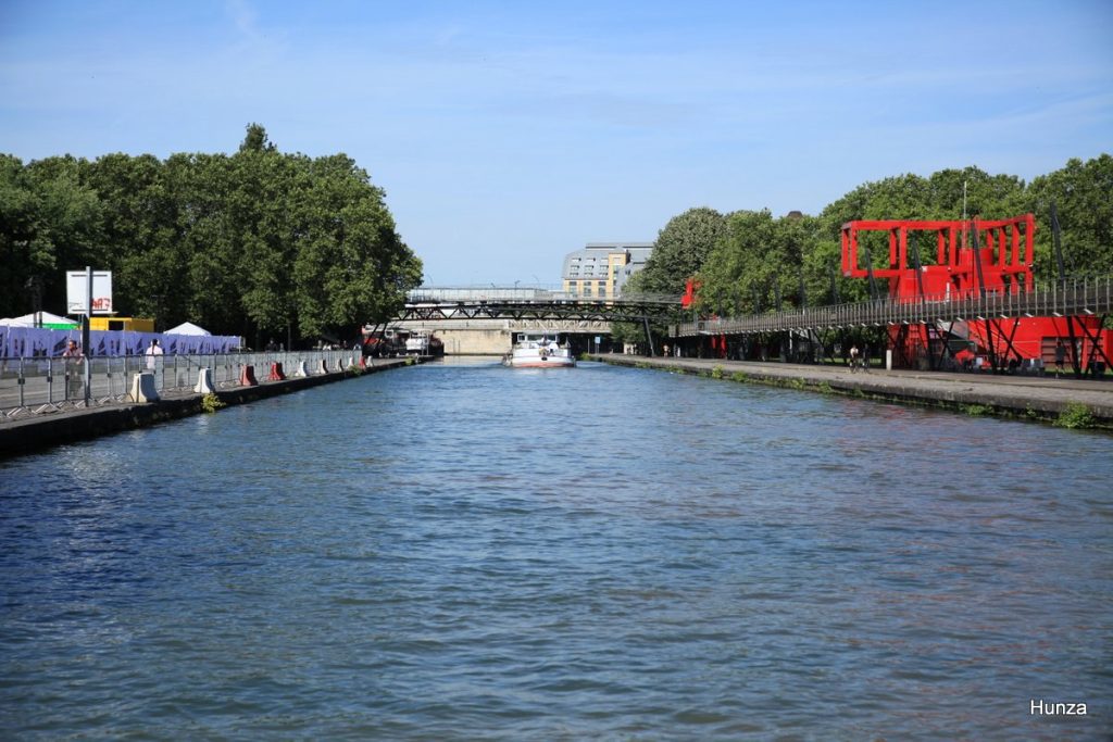 La Petite Folie (P5) du parc de la Villette au bord du canal de l'Ourcq à Paris