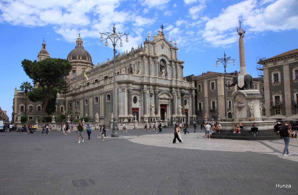 Piazza del Duomo avec la cathédrale Sainte-Agathe et la fontaine de l'Éléphant à Catane