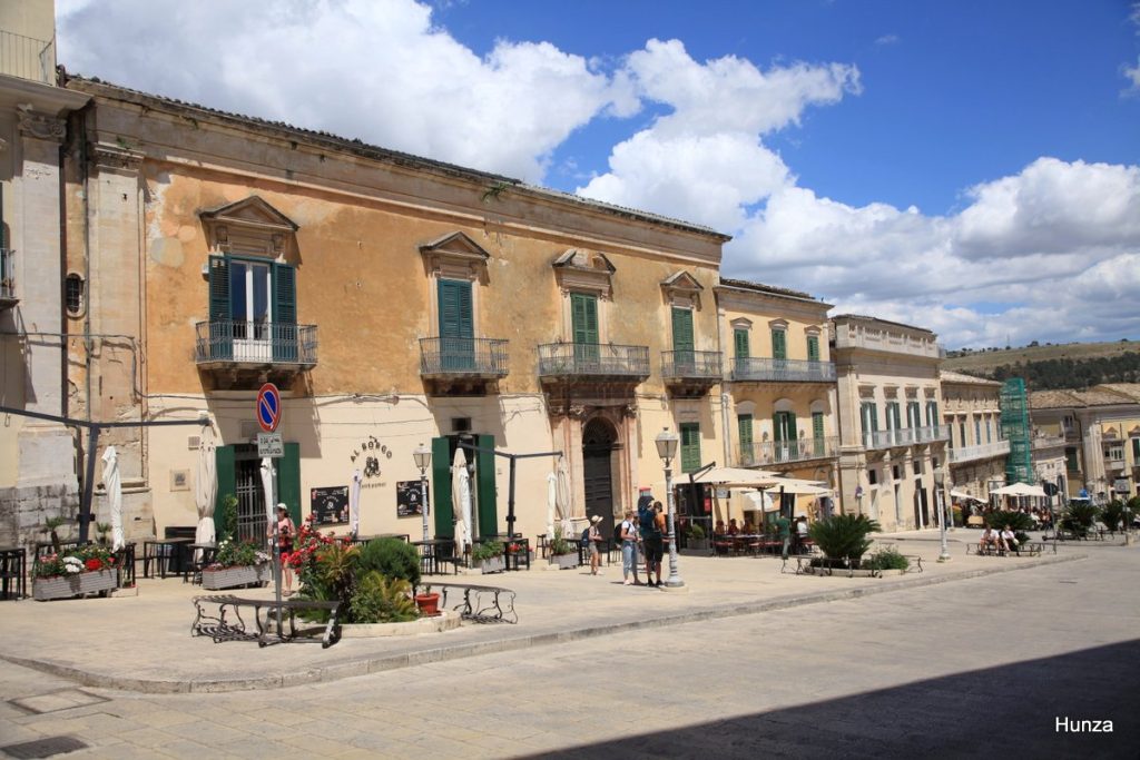 Palais baroques bordant la Piazza Duomo à Ragusa Ibla