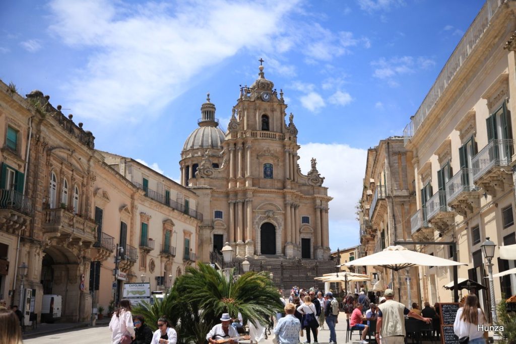 Place principale de Raguse Ibla avec la cathédrale San Giorgio en arrière-plan