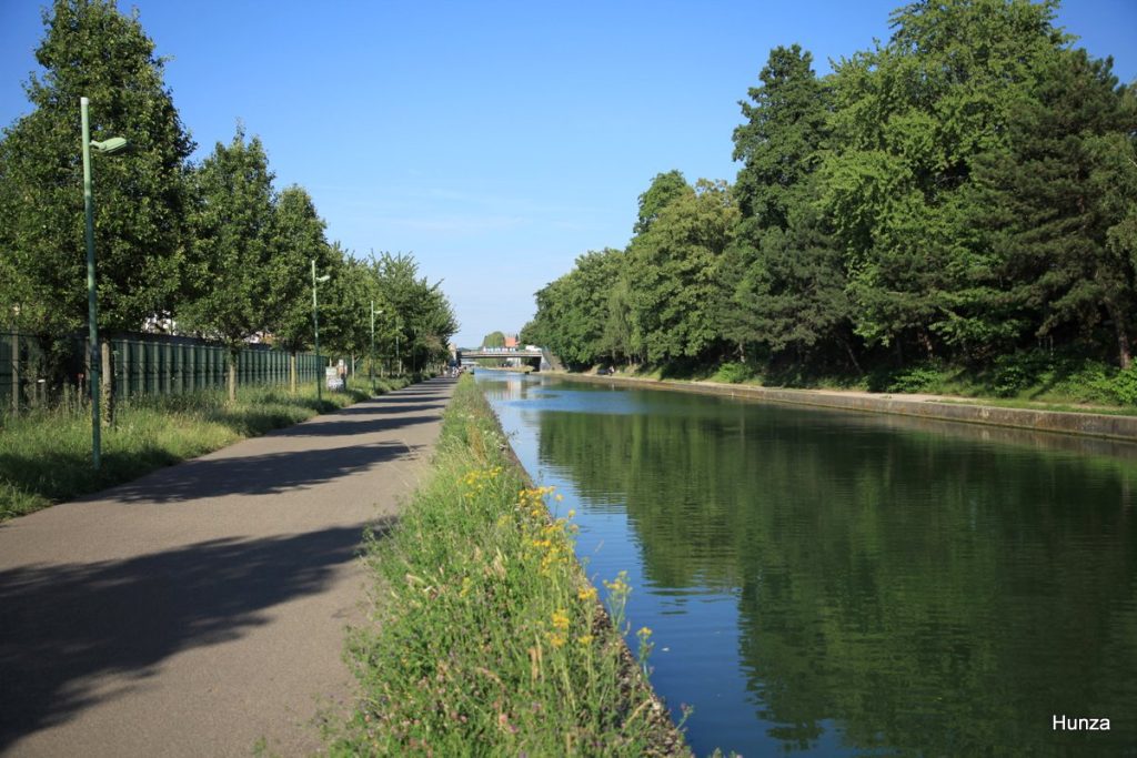 Piste cyclable longeant le canal de l'Ourcq à Bobigny