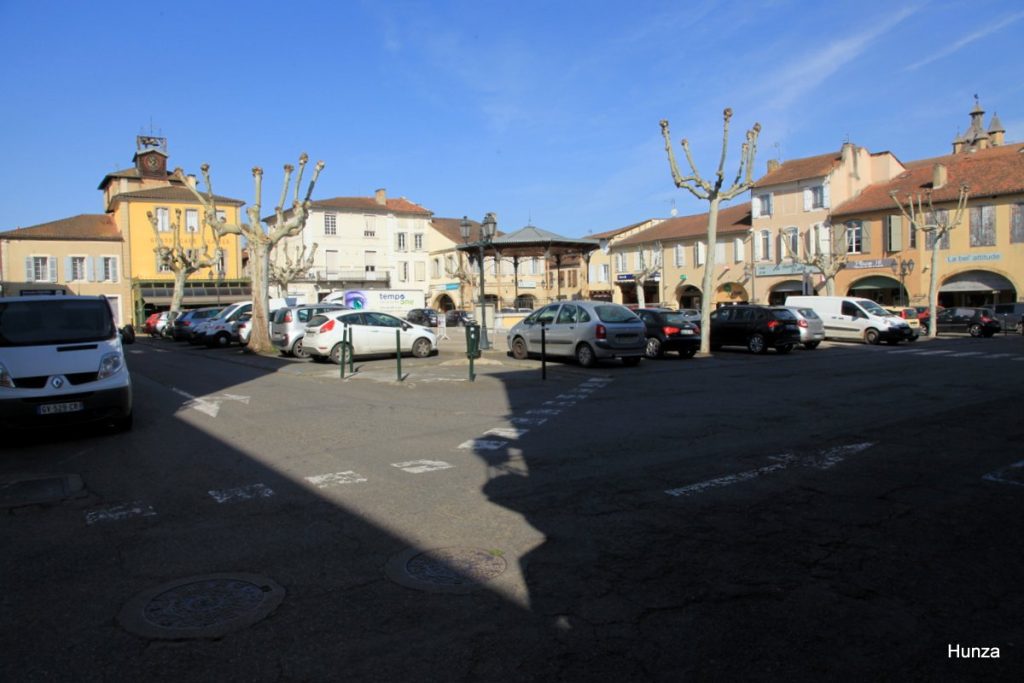 Place d'Astarac à Mirande dans le Gers