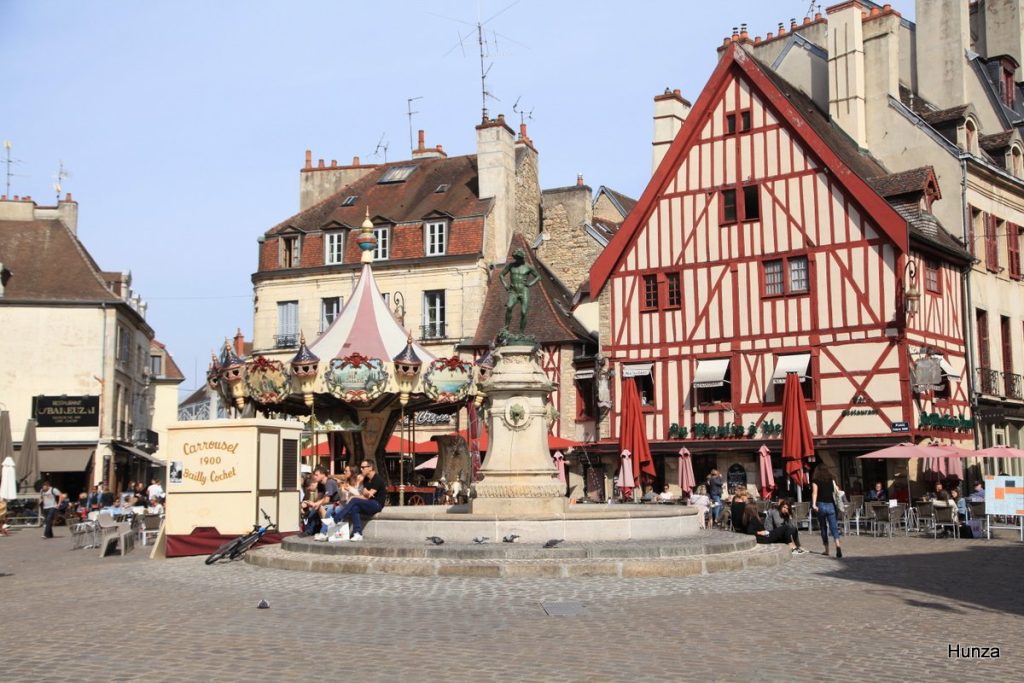 Place François-Rude et maisons à pans de bois dans le centre de Dijon