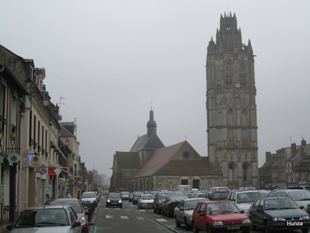 Place de la Madeleine et église Sainte-Madeleine à Verneuil-sur-Avre