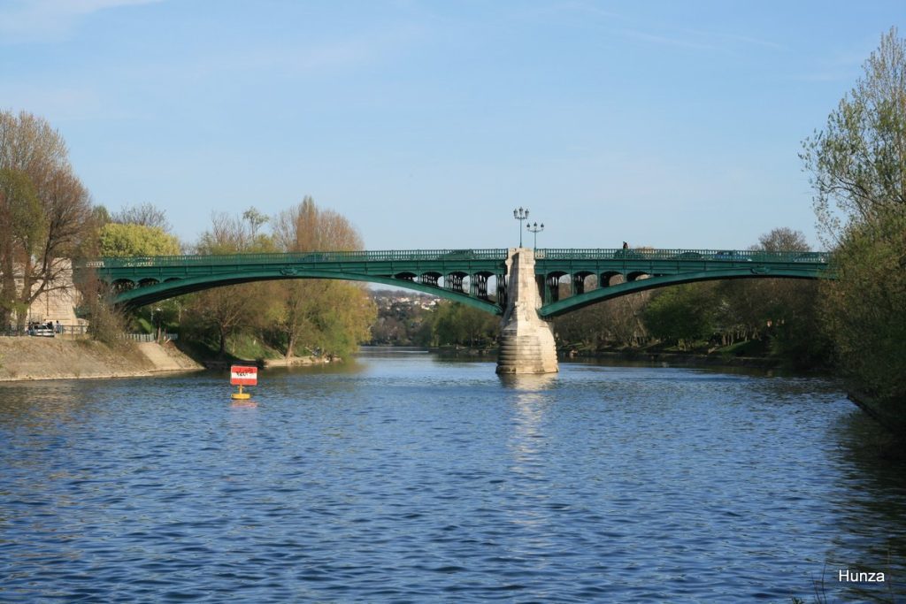 Le pont du Petit Parc franchit la Marne à Saint-Maur-des-Fossés